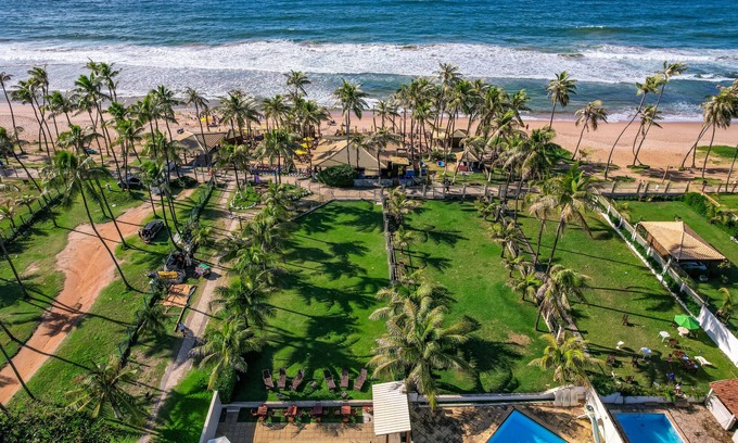 Vilas do Atlantico House | Seafront Suites in Vilas do Atlântico with Pool & Wi-Fi