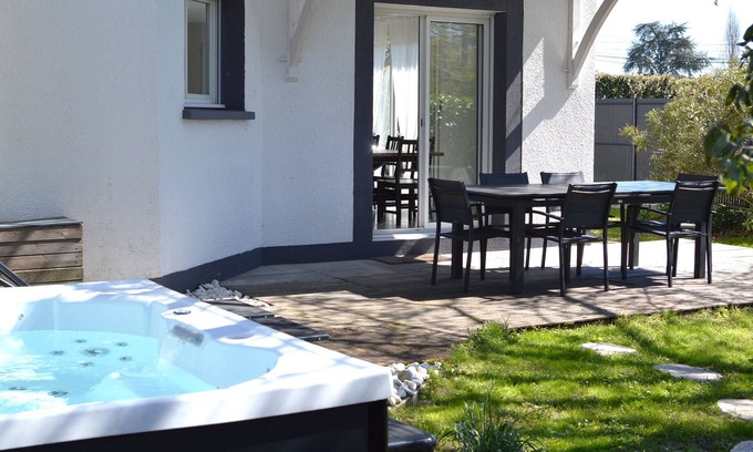 Cazaux House | Inviting House & Jacuzzi Near Lac de Cazaux with Games Room