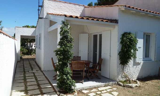 Sainte-Marie-de-Re House | Relax at La Noue: Oceanfront Retreat with Pool & Kitchen