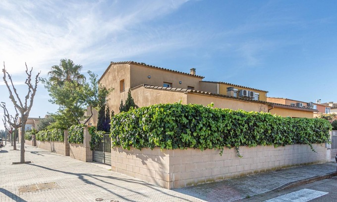 Sant Pere Pescador Ski Chalet | House La Poma: Quiet Retreat with Spacious Outdoor Area