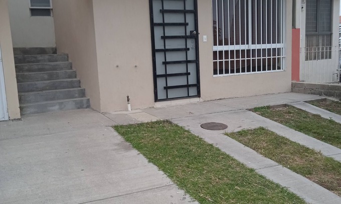 El Salto House | Convenient Stay Just 10 Minutes from the Airport