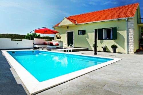 Municipality of Klis House | Relax at House Lucia: 4-Star Stay with Pool & Family Fun