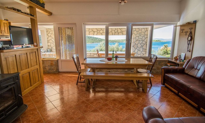 Tkon House | Oceanfront House Marko: Family-Friendly Retreat in Tkon