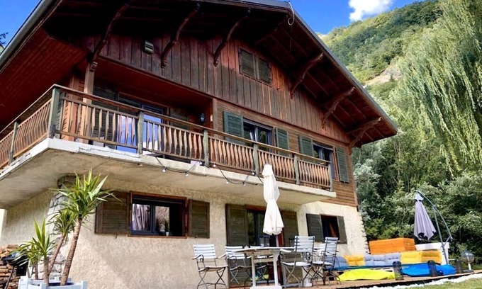 Le Bourg-d'Oisans Ski Chalet | Experience HOUSE'N ALPS: Pet-Friendly Retreat with Breakfast