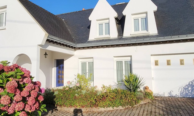 Penestin House | Cozy Retreat Steps from Beach and Shops with Ocean View