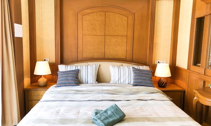 Samsen Nai House | Ideal Getaway Near BTS & Weekend Market with Spa Access