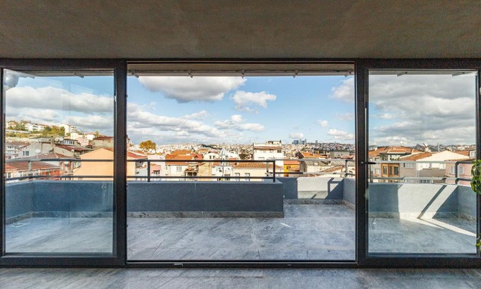 Bayrampasa Apartment | Scenic House by Golden Horn with Breathtaking Views