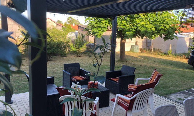 Cazaux House | Cozy House by Lake Cazaux with Family-Friendly Amenities