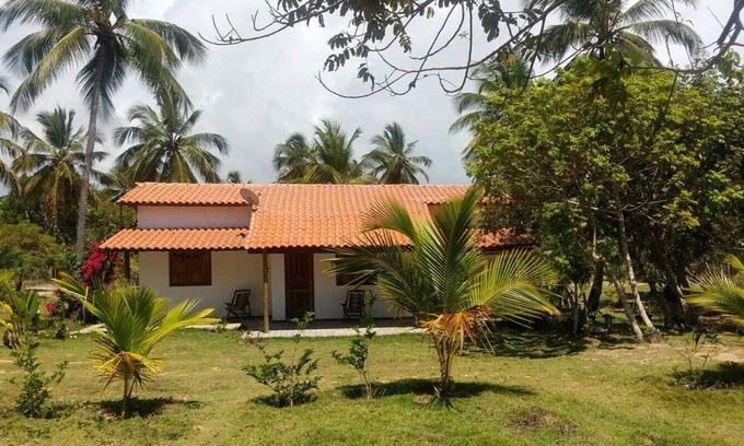 Belmonte House | Cozy Retreat Steps from Mogiquiçaba Beach for Families