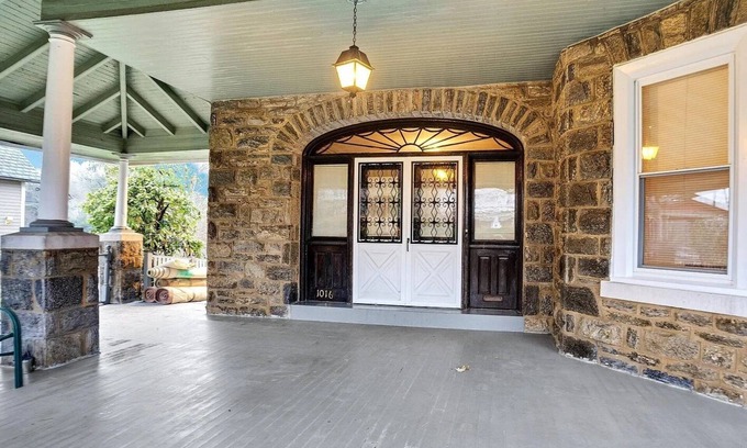 Oak Lane - East Oak Lane House | Cozy House Near North Broad St. - Pet & Child Friendly