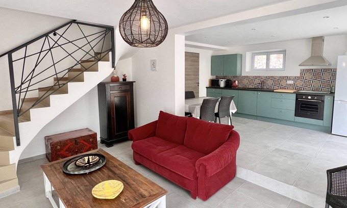 Bandol Villa | Seaside Retreat: Family-Friendly Stay with City Access