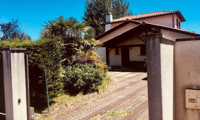 Pessac House | Cozy House Near Ocean with Spa, Kitchen & Child-Friendly Amenities