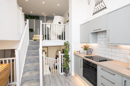 Royal Tunbridge Wells Apartment | Discover Comfort at House Of Cards - Rated 9/10