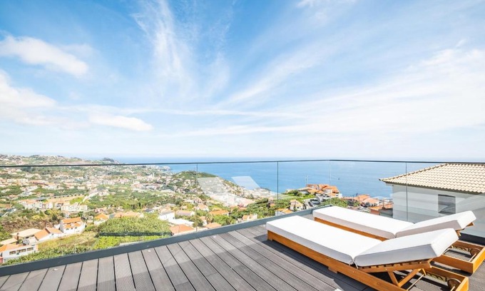 Camara de Lobos Villa | Discover Casa das Heras: Family-Friendly Retreat with Pool