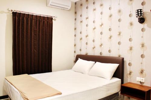 Surabaya House | Budget-Friendly House of Dharmawan: Breakfast and Family Amenities