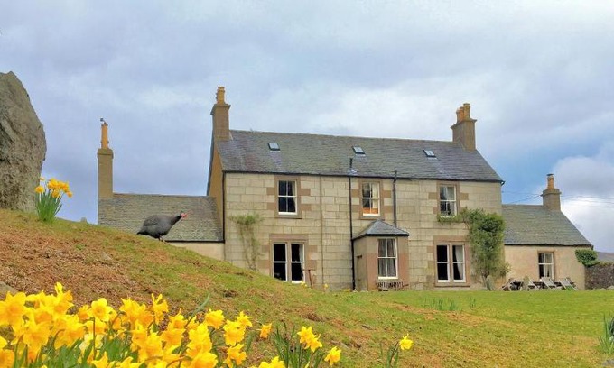 Glenesk House | Inviting House of Mark: Pet-Friendly with Breakfast Included