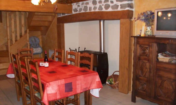 Lugarde Cottage | Discover House of Meynial: Pet-Friendly Lake View Escape