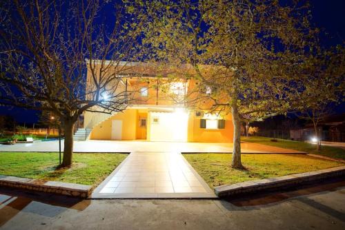 Notos Apartment | Unforgettable House of Roses: Guest Rated 10/10 & Family-friendly