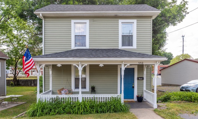 Staunton House | Pet-Friendly Retreat: House on Cul-de-Sac with Breakfast