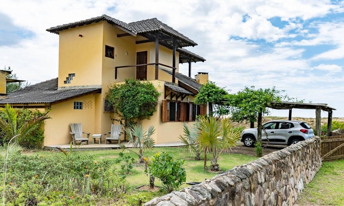 Barra de Ibiraquera House | Beachfront Escape with Ocean Views and Spacious Garden