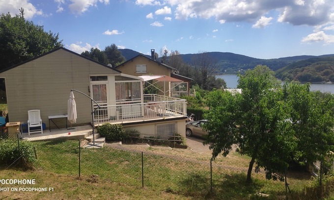 Nages House | HOUSE ON THE EDGE OF LAOUZAS LAKE
