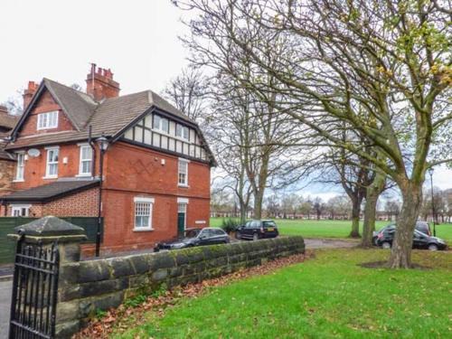 Derby House | House on the Green: Ideal Location for Families and Pets