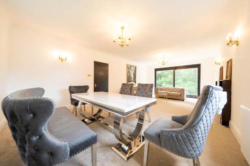 Harrow House | Inviting House on the Hill: Family-Friendly Getaway