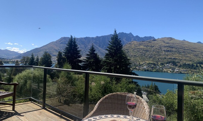 Queenstown Apartment | Top-Rated House on the Hill in Queenstown with Pool & Kitchen