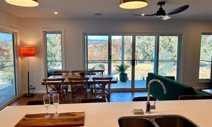 Wodonga Apartment | Cozy House on the Hill - Perfect for Families and Pets