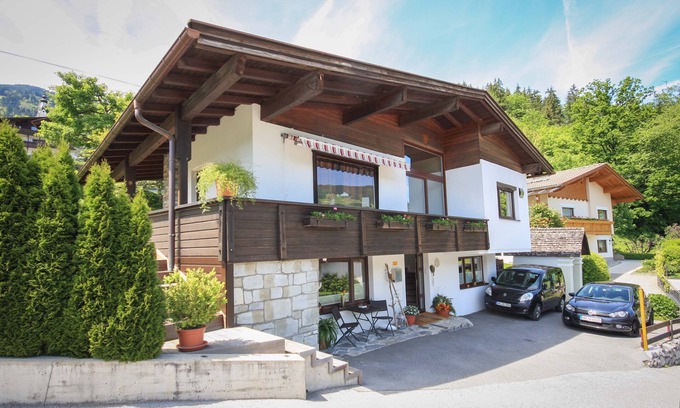 Fuegen House | Scenic House on the Marienberg: Skiing & Family-Friendly Stay