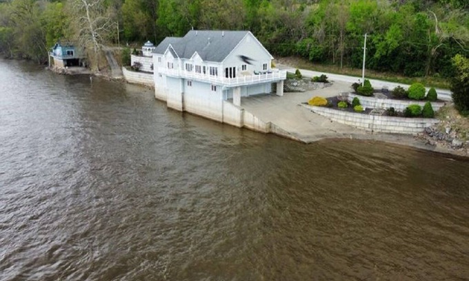Hamburg House | Charming House on the Mississippi River with Scenic Views