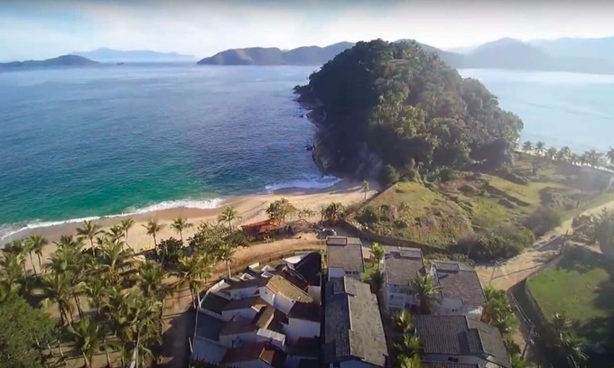 Lazaro House | Oceanfront House Steps from Sununga Beach in Ubatuba