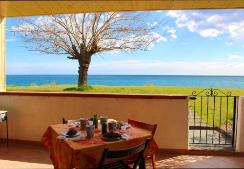 Fondachello House | Scenic House on the Sea with Oceanfront Views & Hot Tub