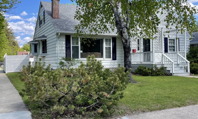 Grand Forks House | Ideal House Steps from Ralph Engelstad Arena with Amenities