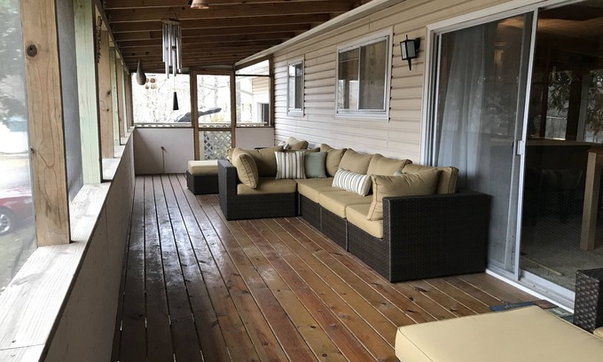 Hardy House | Inviting House Overlooking Lake Sequoyah with Beach Access