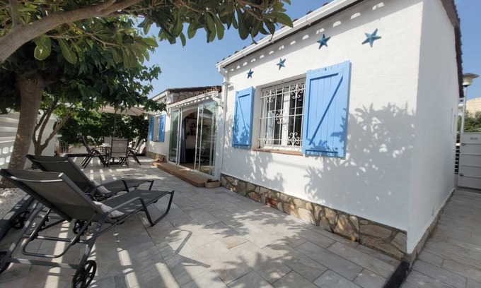 L'Escala House | Tranquil Retreat Near Beach with Private Pool & Ocean View