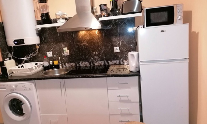 Lordelo do Ouro e Massarelos Apartment | Romantic Retreat with Pool and Spa Amenities Await You