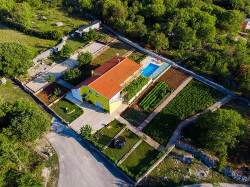 Primorski Dolac House | Top-Rated House Simani: Pool, Pet & Child Friendly Stay