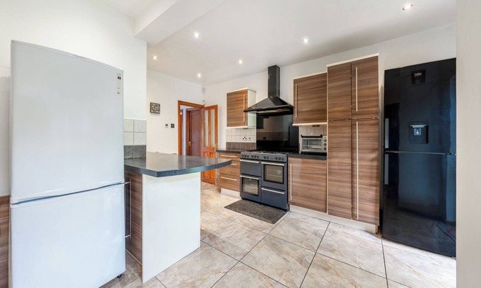 Underhill House | Discover Luxury at This 5-Bed Gem in Barnet