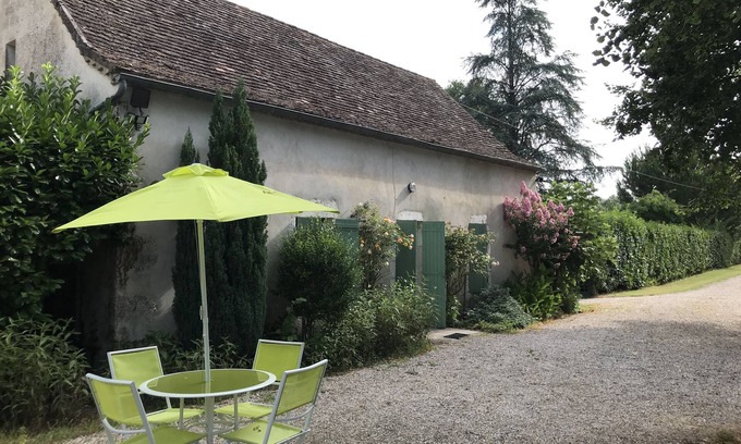 Saint-Aubin-de-Cadelech Cottage | Tranquil House for 5 in Perigord by the River - Rated 10/10