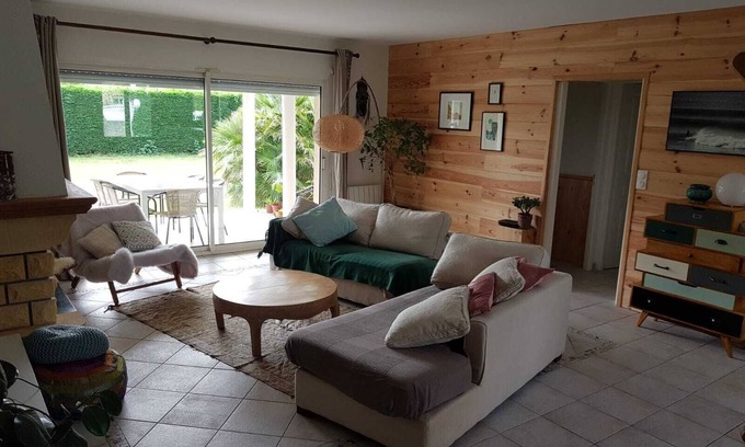 Carcans House | Family-Friendly House for 6-8 with Pet and Kitchen Amenities