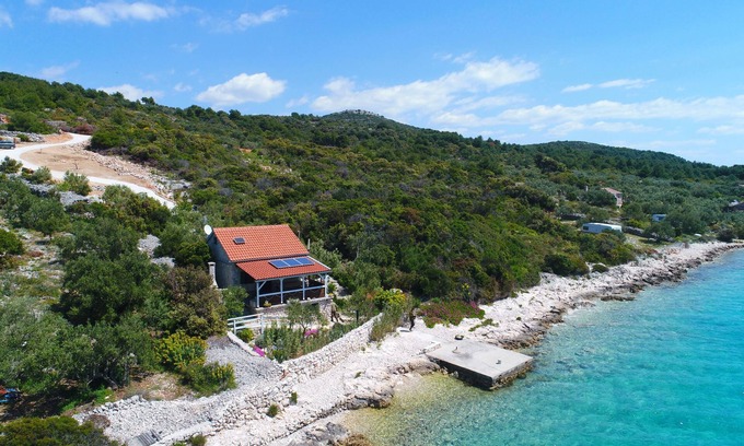 Tkon House | Idyllic House Starfish: Oceanfront Getaway in Pasman