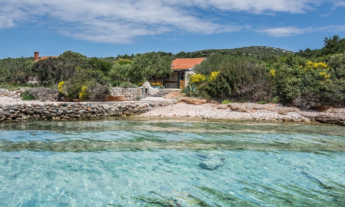 Tkon House | Oceanfront House Vagabond: Family-Friendly Getaway in Tkon