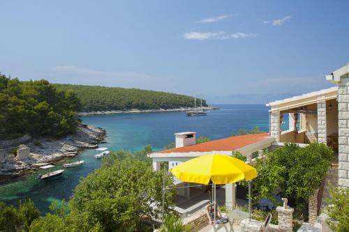 Vela Luka House | Villa Bistrana: Oceanfront Retreat Just 15m from the Sea