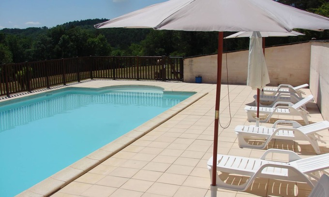 Auriac-du-Perigord House | Pet-Friendly Villa with Pool for 4-6 Guests, Rated 10/10