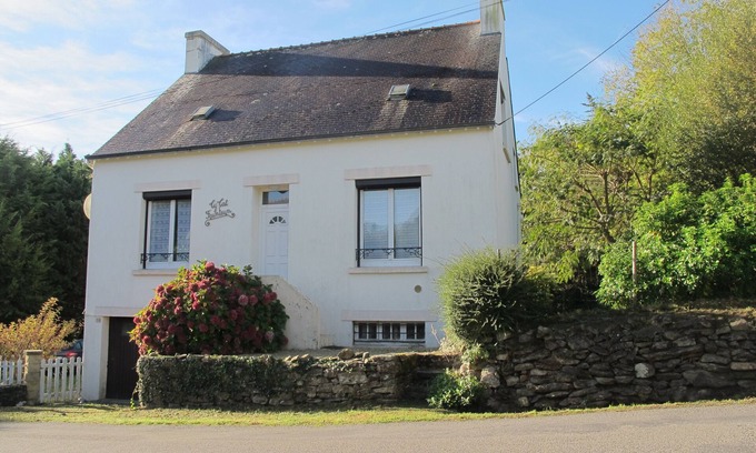 Moelan-sur-Mer House | Cozy Oceanfront Villa in Moëlan sur Mer with Pool