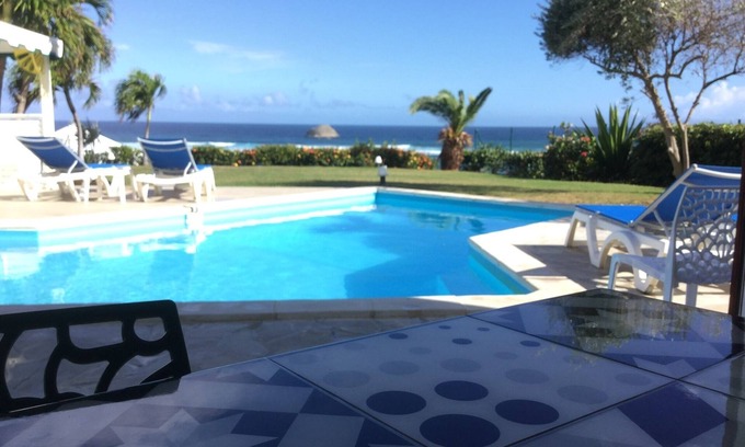 Saint-Francois House | Stunning Villa in Saint François with Oceanfront Pool