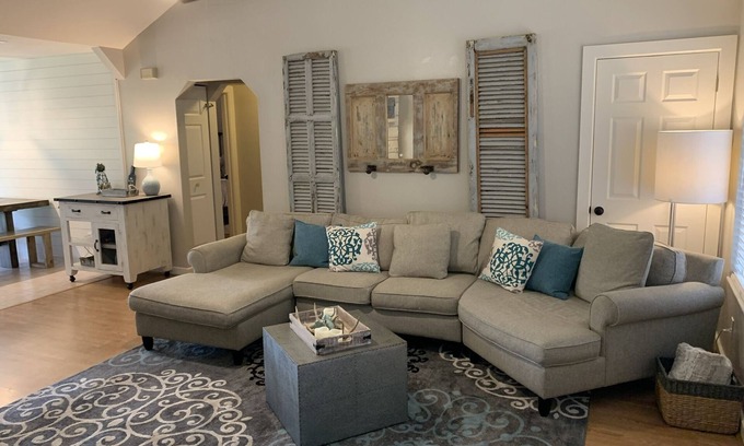 Johnson City House | Relaxing House with Spa & Outdoor Living, Rated 10/10