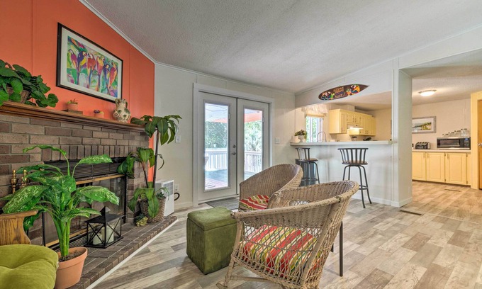 Silver Springs House | Cozy House with Deck & Fireplace Near State Park Awaits