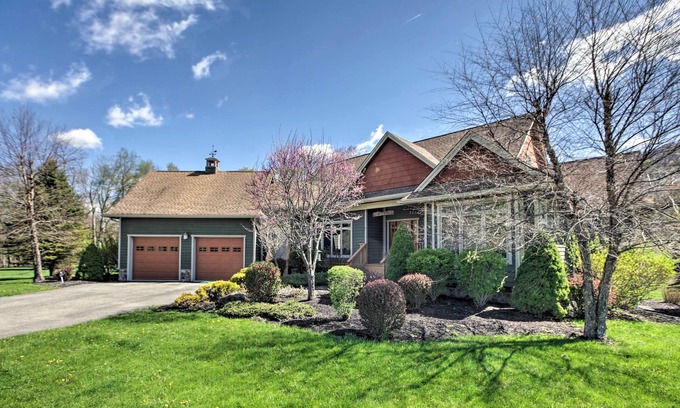 Snowshoe House | Inviting House with Deck & Fire Pit - 15 Mins to Snowshoe